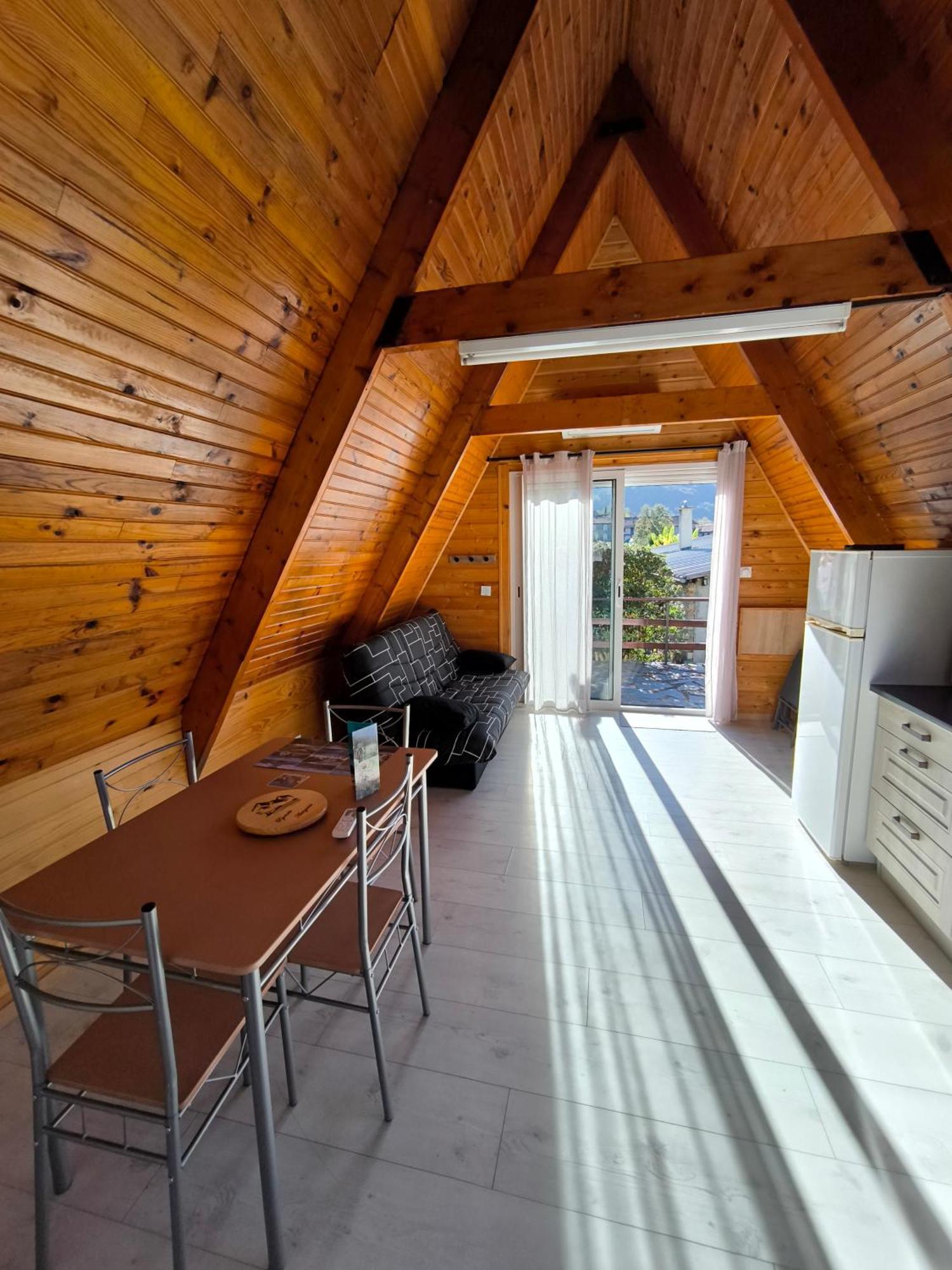 Petit Chalet Avec Terrasse Oust 객실 사진