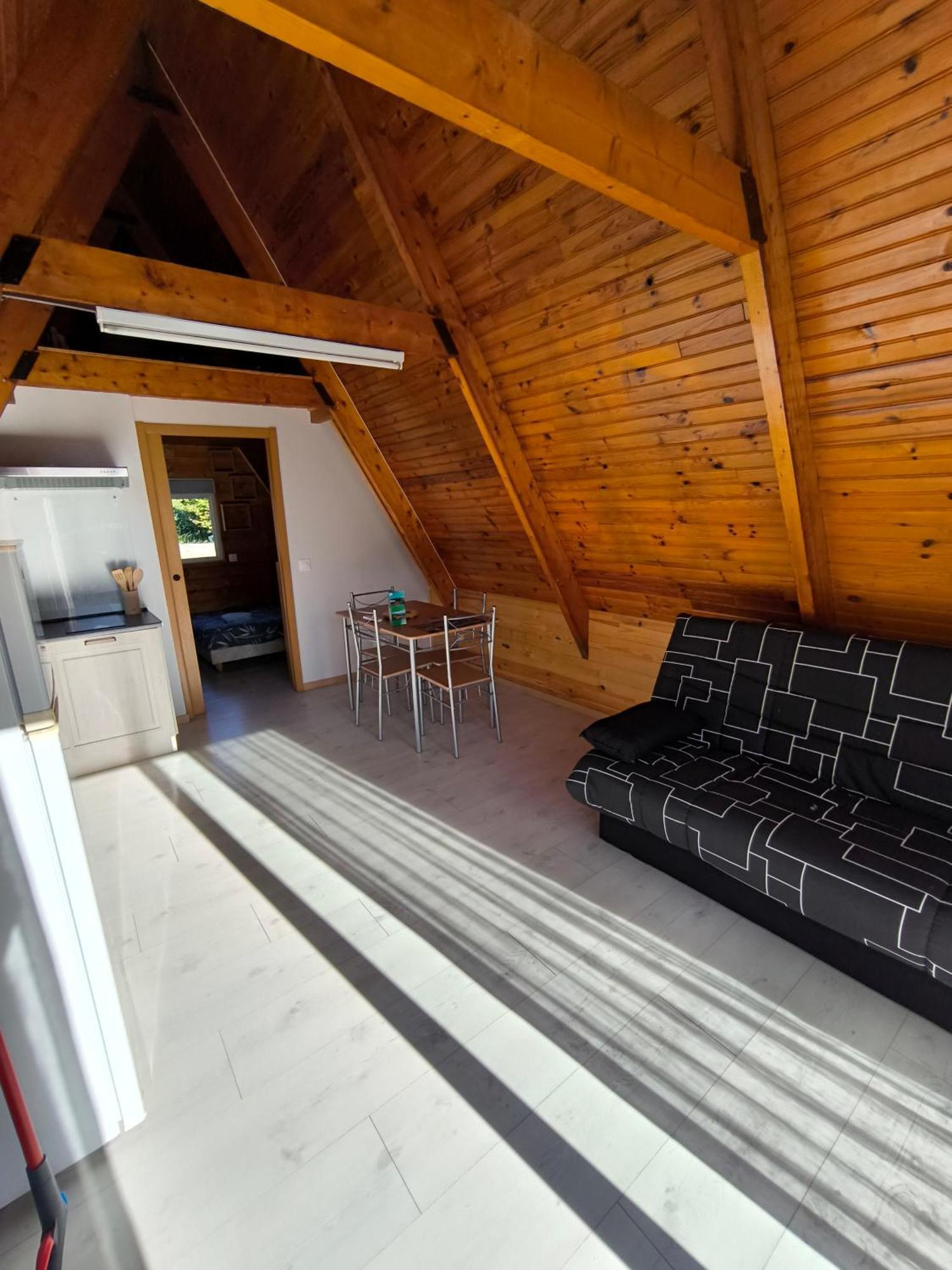 Petit Chalet Avec Terrasse Oust 객실 사진