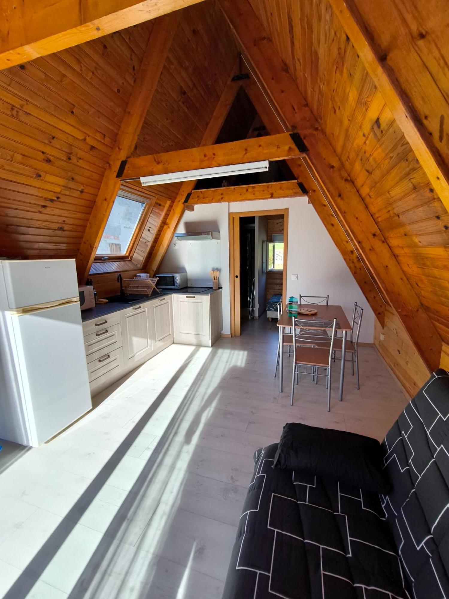 Petit Chalet Avec Terrasse Oust 객실 사진